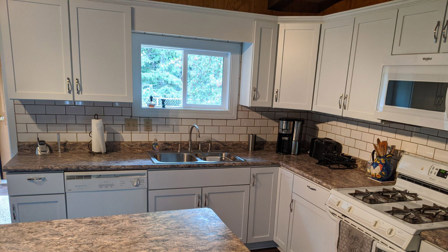 Kitchen Cabinets & Counters